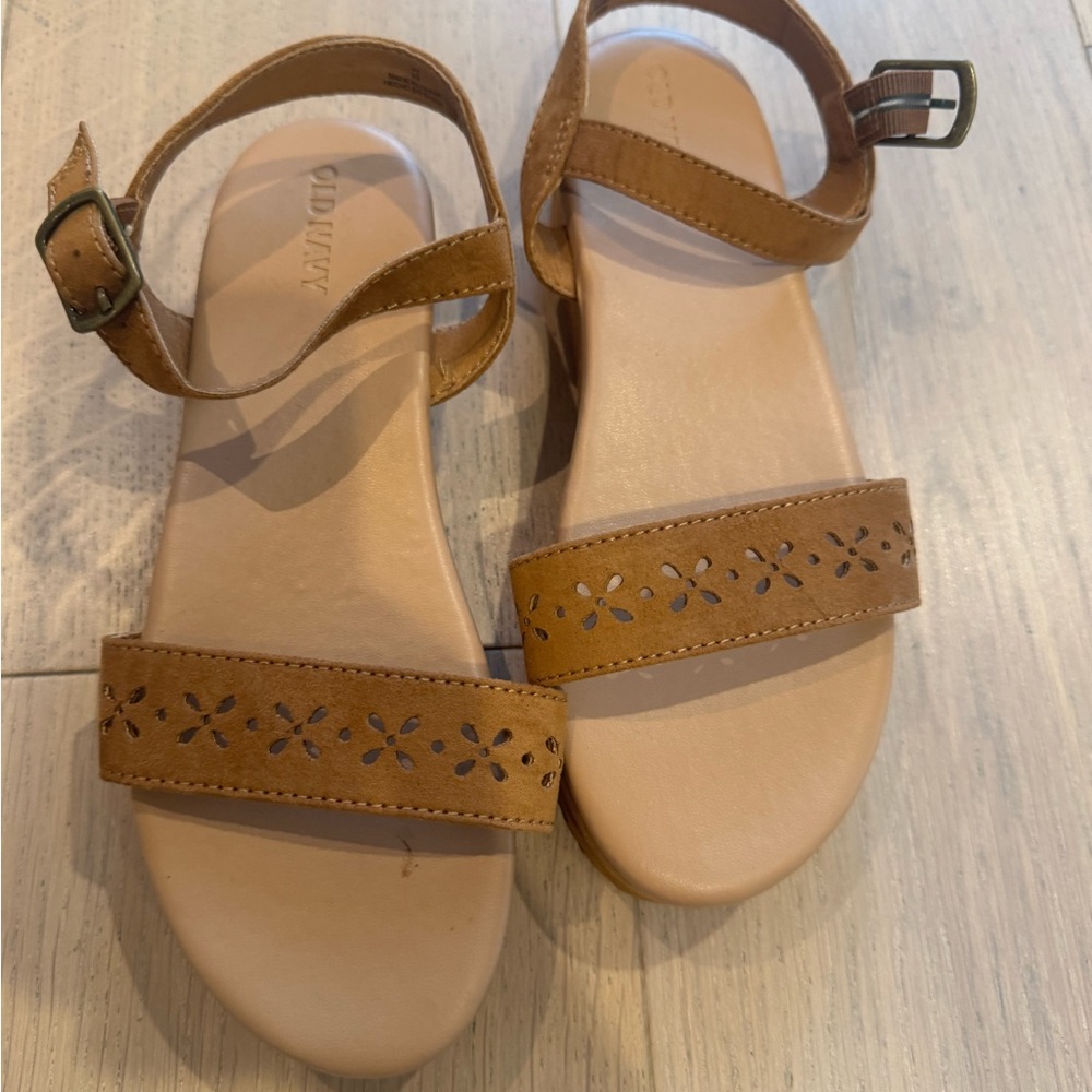 OLD NAVY Girls Faux Suede Buckle Platform Sandal Shoe Cognac Brown 4 Y